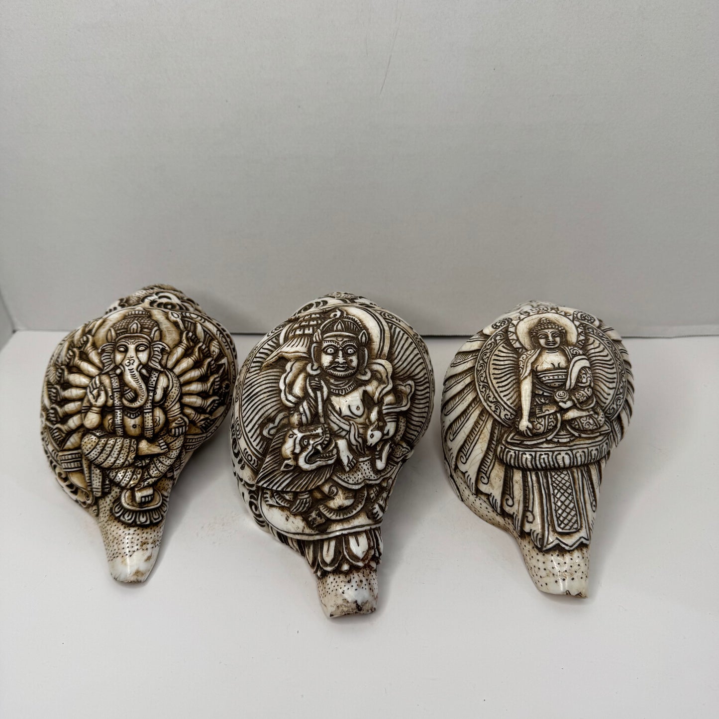 Hand-Carved Sacred Conch Shells with Hindu Deity Designs – Ganesha, Shiva, and Buddha