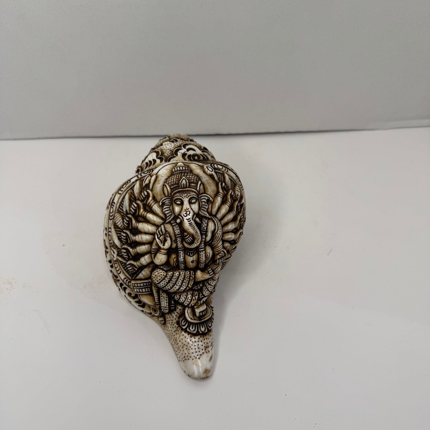 Hand-Carved Sacred Conch Shells with Hindu Deity Designs – Ganesha, Shiva, and Buddha