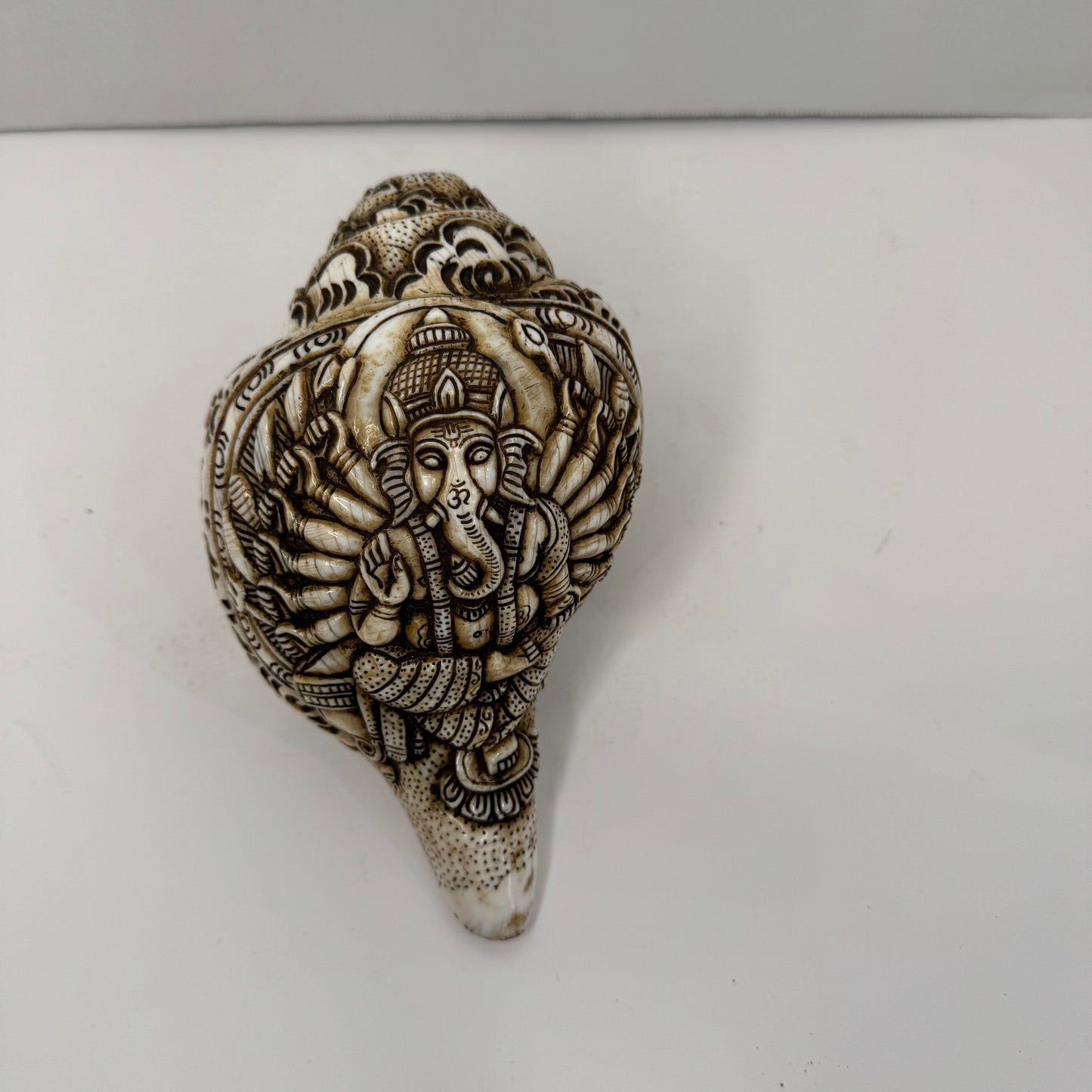 Hand-Carved Sacred Conch Shells with Hindu Deity Designs – Ganesha, Shiva, and Buddha
