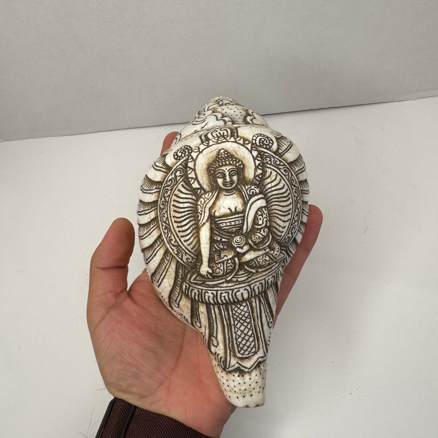 Hand-Carved Sacred Conch Shells with Hindu Deity Designs – Ganesha, Shiva, and Buddha