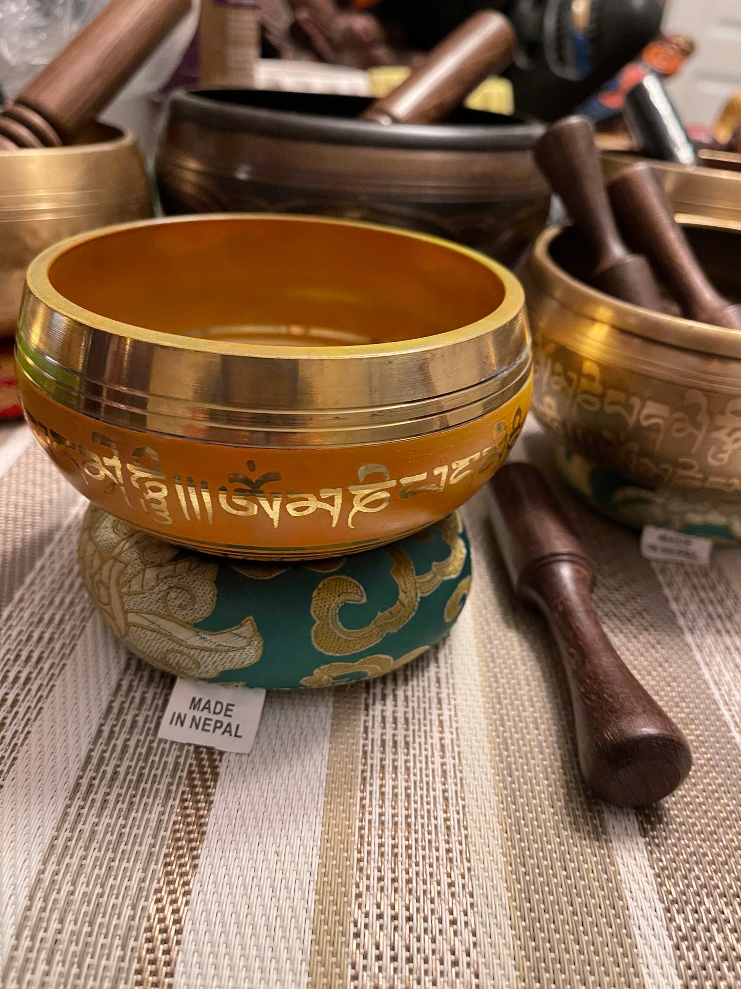 Singing bowl with kushan